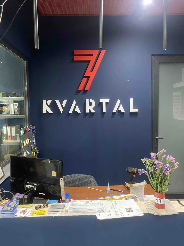 7 Квартал: Lobby logo and exterior directional sign