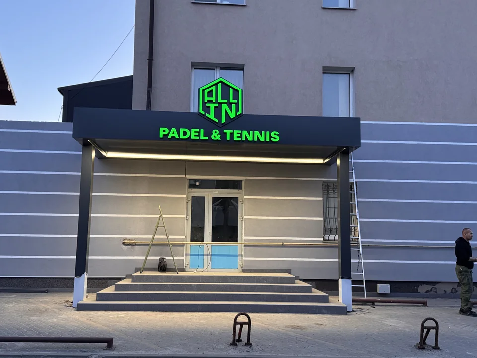 PADEL & TENNIS: Entrance canopy with signage: from frame to completion