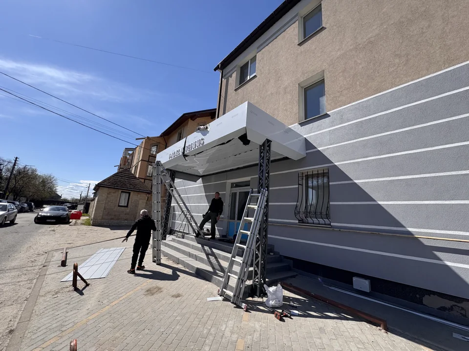 PADEL & TENNIS · Installation in progress 18