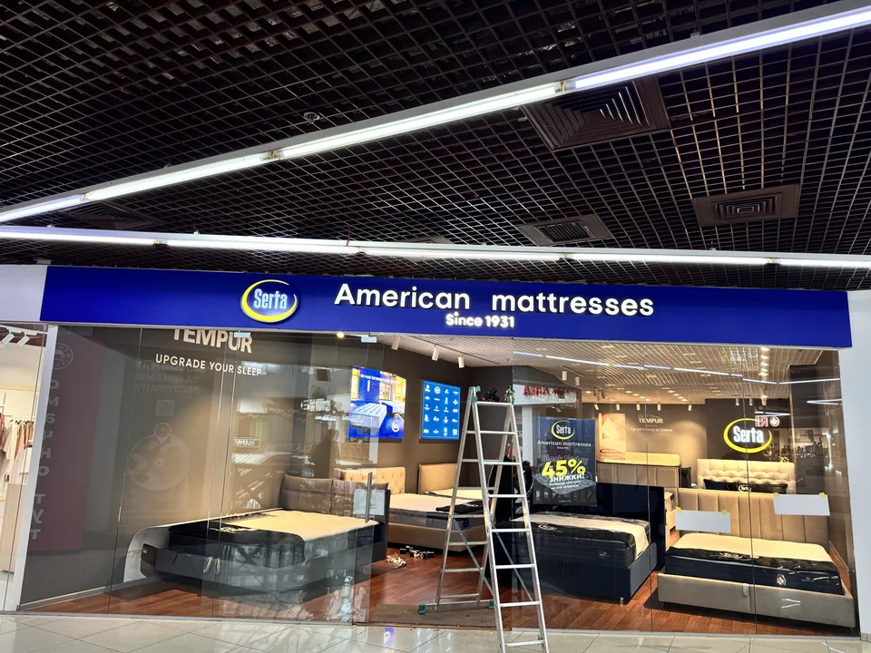 American mattresses: Showroom signage: lettering, logos and lightboxes
